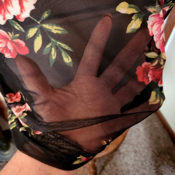 ROSES ☆ FLORAL PRINT ☆  BLACK MESH TEE ☆ 2x ☆ NWOT - Picture 5 of 9